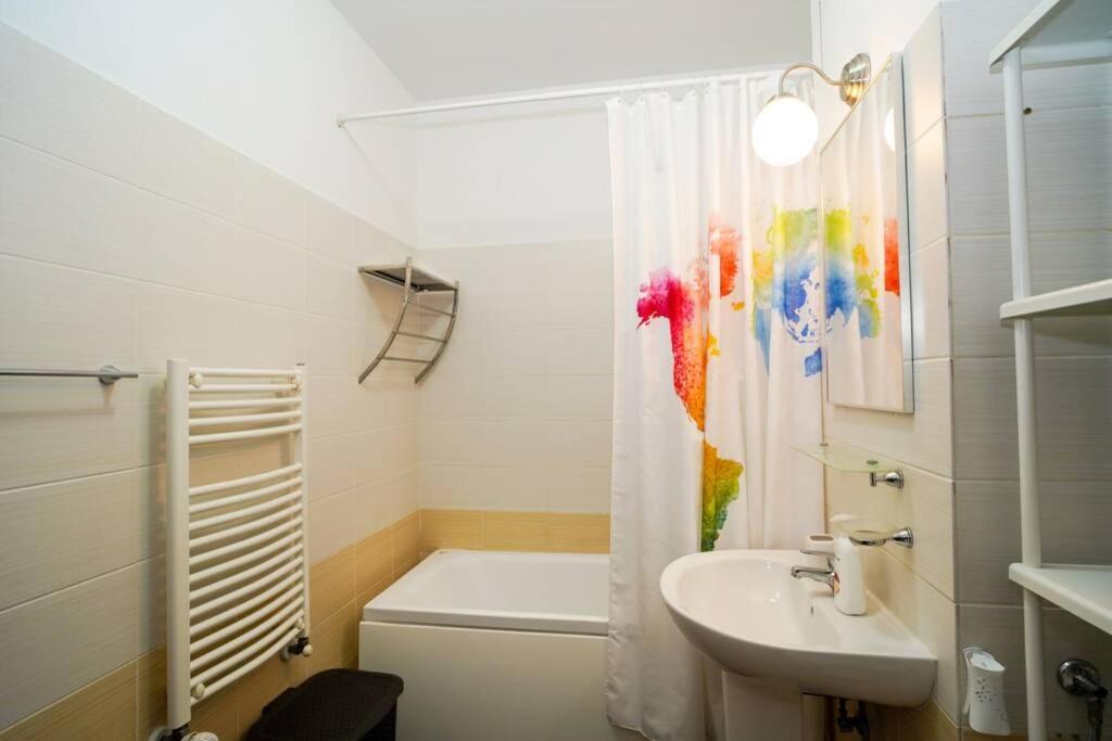Sky Modern 1 Bedroom Apt W Free Parking Бухарест Экстерьер фото